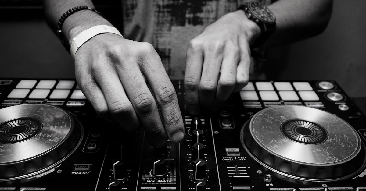 améliorez vos compétences de dj avec nos conseils et astuces. découvrez comment maîtriser les techniques de mixage, le beatmatching, le scratching et bien plus encore.