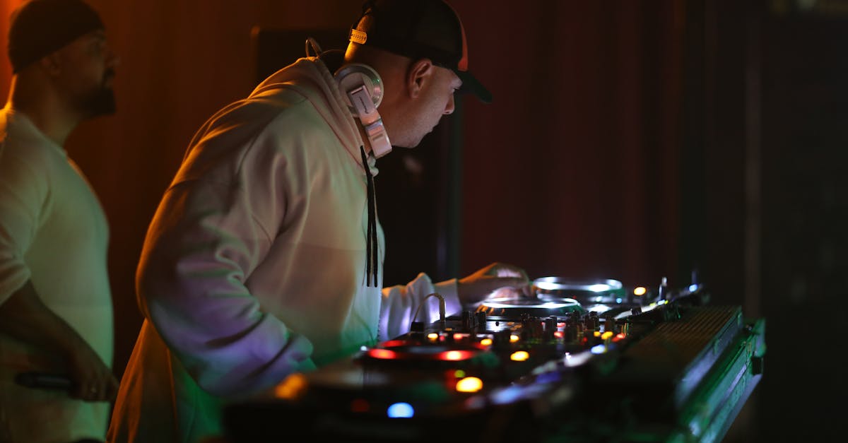 affinez vos compétences de dj avec notre formation de haute qualité. apprenez les techniques et les astuces pour exceller dans l'art du mixage et de la sélection musicale. rejoignez-nous et perfectionnez vos dj skills dès aujourd'hui !