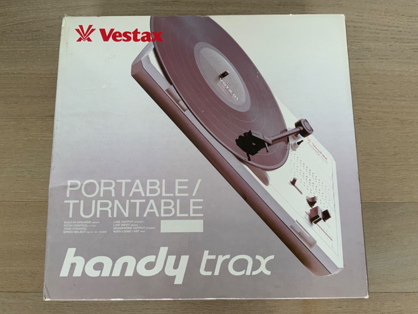 découvrez la vestax handy trax, une platine vinyle portable idéale pour les dj et passionnés de musique. légère, compacte et dotée d’une excellente qualité sonore, elle est parfaite pour écouter et numériser vos vinyles partout où vous allez.